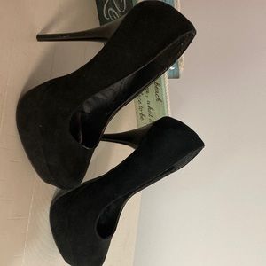 Black platform suede pumps 5 in heels size 6